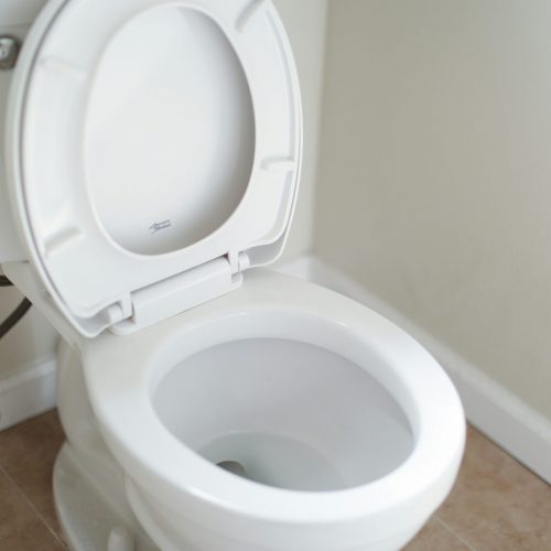 Mi inodoro pierde agua constantemente: cómo arreglarlo tú mismo por menos de 2€